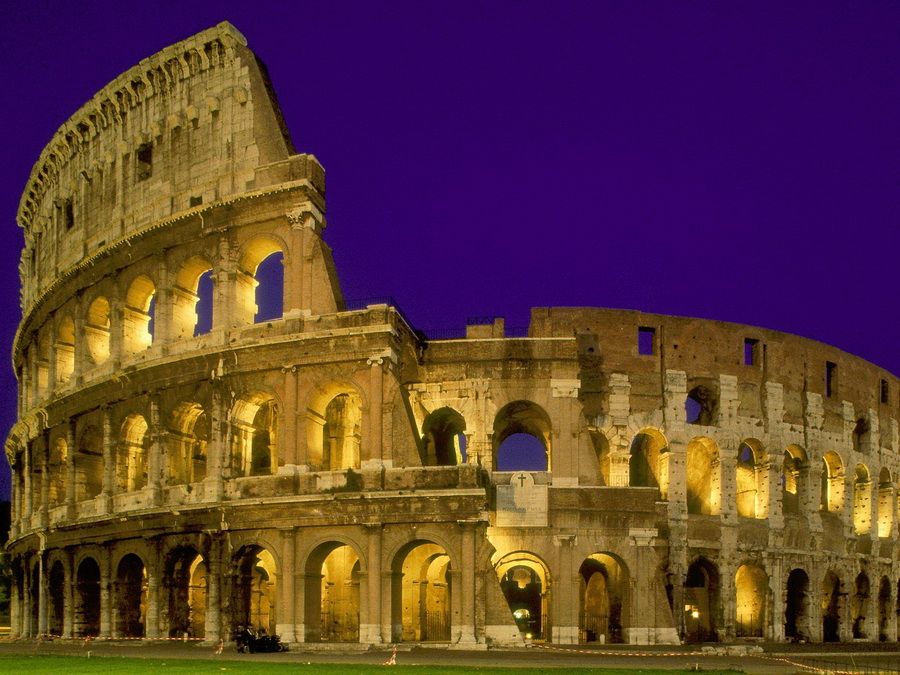 Coliseum-at-night-Rome